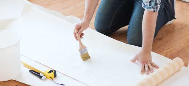 Нужно мазать стену клеем при поклейке виниловых обоев