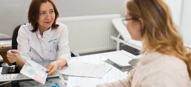 Розовые пятна под обоями после поклейки