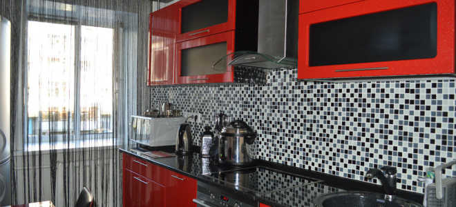 Поклейка красных обоев с черными