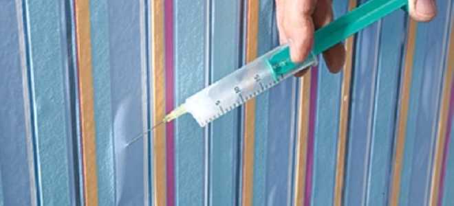 После поклейки обоев видны неровности